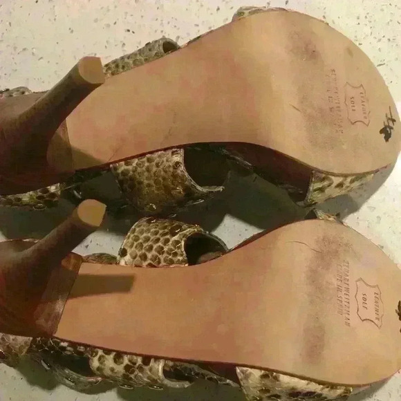 Stuart Weitzman Roccia Serpent Leather Pumps - Picture 11 of 12